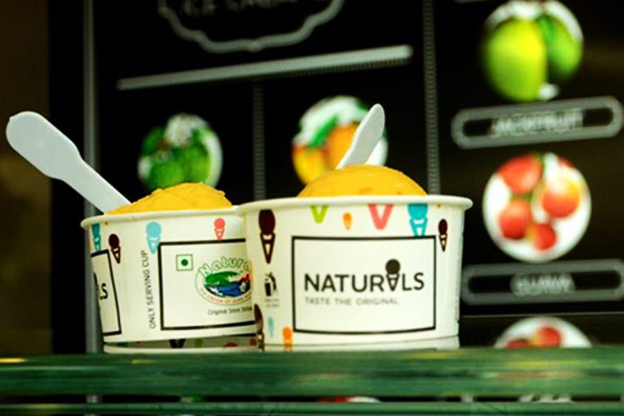 ২০০ বর্গফুট এলাকার একটি দোকান। সামনে ছ’টি টেবিল পাতা। মুম্বইয়ে জুহুর কোলিওয়াড়া এলাকায় আইসক্রিম বিক্রি শুরু করেন রঘুনন্দন।