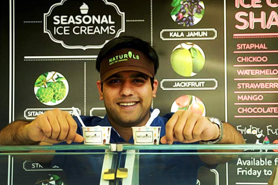 আইসক্রিম বিক্রির পাশাপাশি পাও ভাজি বিক্রি করতেন রঘুনন্দন। ব্যবসার পথে বহু চড়াই-উতরাইয়ের পর অবশেষে ১৯৮৪ সালে চার জন কর্মীকে নিয়ে জুহুর ভিলে পার্লে এলাকায় নিজের প্রথম দোকান খুললেন তিনি।