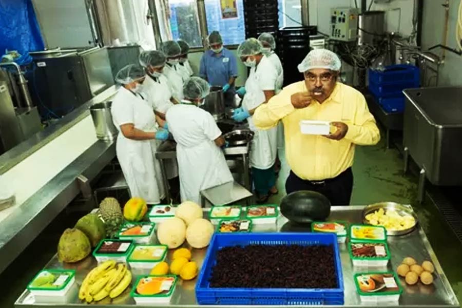 শুরুর দিকে মাত্র ১০ রকমের আইসক্রিম বানানো হত রঘুনন্দনের দোকানে। ধীরে ধীরে তিনি বিভিন্ন ধরনের ফল নিয়ে পরীক্ষা-নিরীক্ষা করতে থাকেন। বর্তমানে তাঁর সংস্থার তরফে ১২৫টিরও বেশি স্বাদের আইসক্রিম তৈরি করা হয়।