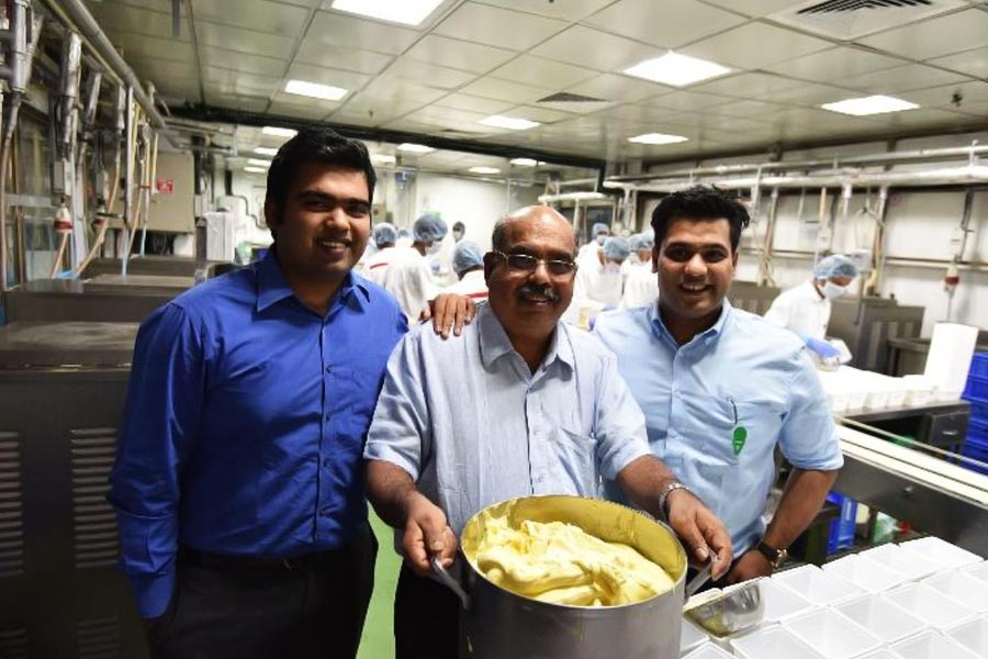 সংবাদ সংস্থা সূত্রের খবর, সারা দেশ জুড়ে বিভিন্ন শহরের প্রান্তে মোট ১৩৫টি দোকান রয়েছে রঘুনন্দনের। ২০২০ সালের এক সমীক্ষা থেকে জানা যায়, প্রায় ৩০০ কোটি টাকার ব্যবসা করেছেন রঘুনন্দন।