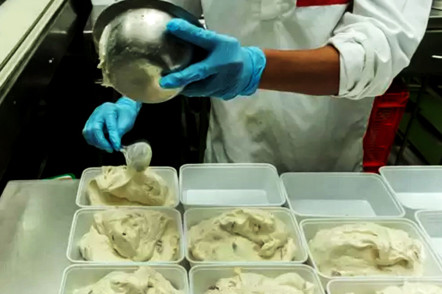 রঘুনন্দন এক সাক্ষাৎকারে জানিয়েছিলেন, নিজের সংস্থার প্রচারের জন্য তিনি এক পয়সাও খরচ করেননি। তিনি বিশ্বাস করতেন, ভাল মানের আইসক্রিম বানালে লোকের মুখে মুখেই সে কথা প্রচার হয়ে যাবে। আলাদা করে বিজ্ঞাপনের মাধ্যমে প্রচার করার কোনও প্রয়োজন নেই বলে মনে করতেন রঘুনন্দন।