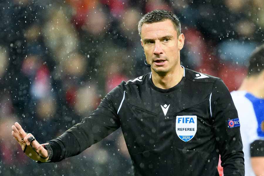 কাতারে আয়োজিত ফুটবল বিশ্বকাপে মঙ্গলবার মুখোমুখি হচ্ছে আর্জেন্টিনা ও সৌদি আরব। ওই ম্যাচের আগে আলোচনার কেন্দ্রবিন্দুতে রেফারি স্ল্যাভিক ভিনসিক। মেসির ম্যাচে রেফারিংয়ের দায়িত্বে থাকা স্ল্যাভিক বহু বিতর্কের পর আবার হুইসেল মুখে নামছেন ফুটবল ময়দানে।