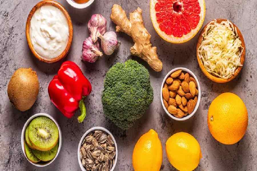 প্রাকৃতিক ভাবে যাতে শরীরে ভিটামিনের পরিমাণ ঠিক রাখা যায়, সে দিকেও জোর দেওয়া প্রয়োজন।