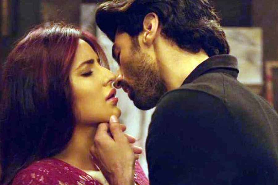 আদিত্য রায় কপূর ও ক্যাটরিনা কইফ অভিনীত ‘ফিতুর’ ছবিতে টানা ৩ মিনিটের চুম্বনদৃশ্য ছিল।