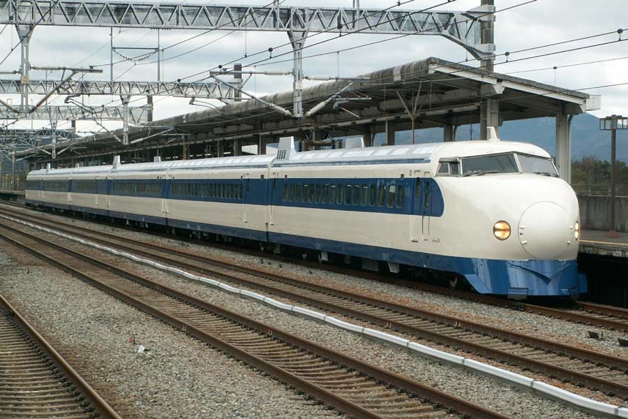 দিন যত এগিয়েছে, ততই গতি বেড়েছে বুলেট ট্রেনের। কিন্তু তার সঙ্গে বৃদ্ধি পেয়েছে নতুন এক সমস্যা। তা হল ‘সনিক বুম’ বা শব্দাঘাত। 