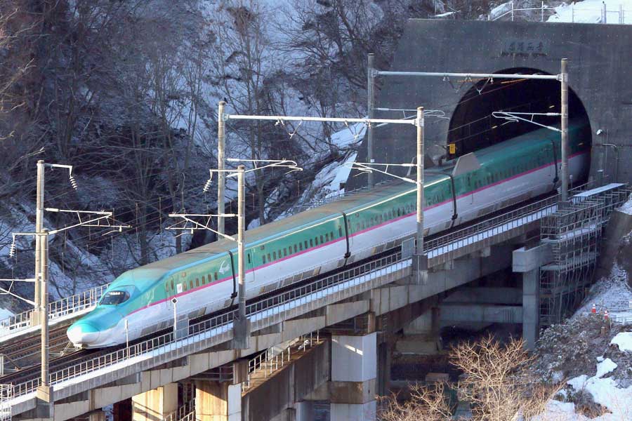 কী এই ‘সনিক বুম’? শব্দের চেয়ে দ্রুত গতিতে যখন কোনও বস্তু এগিয়ে চলে তখন সেই বস্তুর গতিবেগের ফলে উদ্ভূত শব্দ তরঙ্গের ফলে তৈরি বিস্ফোরক শব্দকেই সনিক বুম বলে।