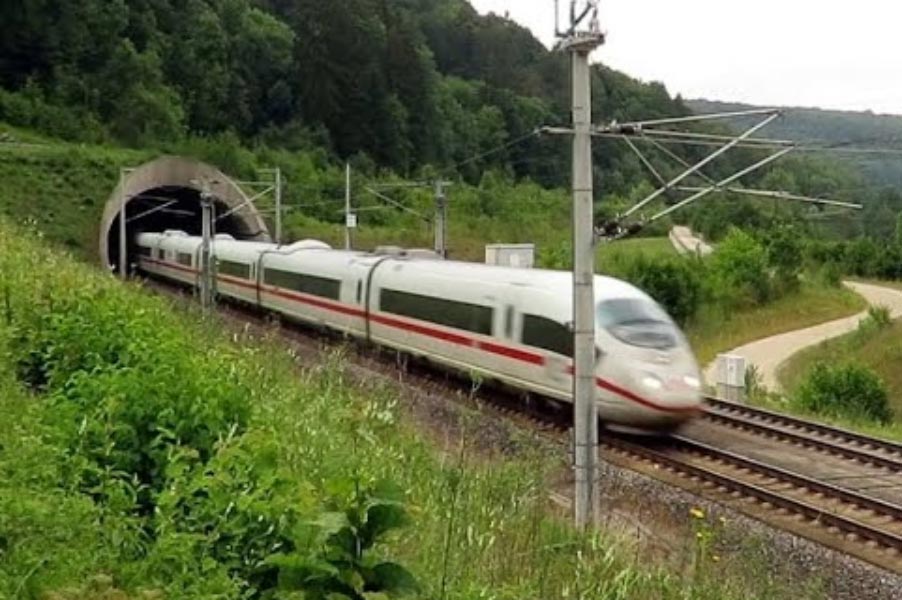 দ্রুত ছুটতে সক্ষম হলেও বুলেট ট্রেনের গতি কখনওই শব্দের চেয়ে বেশি ছিল না। কিন্তু এই ট্রেনের গতিবেগের ফলে তৈরি হচ্ছিল ‘সনিক বুম’। কী ভাবে?