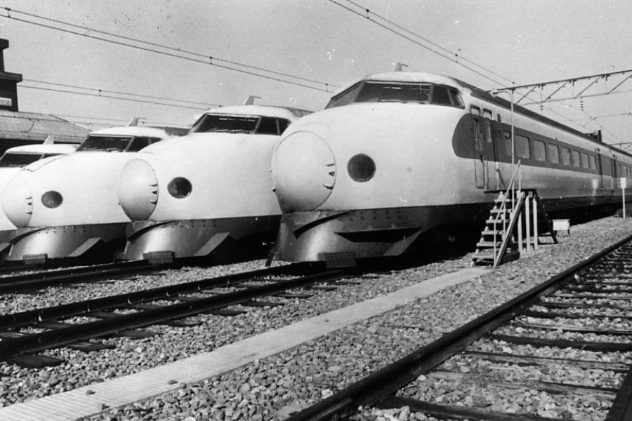 টোকাইডো শিনকাসেন জাপানের অন্যতম ব্যস্ত রেললাইন। এই স্টেশন থেকে ছাড়া সমস্ত বুলেট ট্রেনকেই বেশ কয়েকটি সুড়ঙ্গের মধ্যে দিয়ে যাতায়াত করতে হয়। সুড়ঙ্গ থেকে ট্রেনগুলি বেরোনোর সময়ই বিকট শব্দ তৈরি হত। যা প্রায় চারশো মিটার দূর থেকেও শোনা যেত। সুড়ঙ্গগুলির আশপাশে বসবাসকারী বাসিন্দারও অভিযোগ জানাতে শুরু করেন এই বিষয়ে।