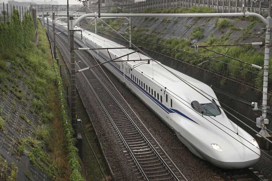 ট্রেনগুলি যখন সুড়ঙ্গে প্রবেশ করত তখন সুড়ঙ্গের ভিতরে উপস্থিত বায়ুর ওপর সেগুলি চাপ তৈরি করত। ট্রেনের গতিবেগ ১ কিলোমিটার বাড়লে সুড়ঙ্গের ভিতর বায়ুর চাপ বাড়ত ৩ গুণ। ট্রেনের সামনে ক্রমে বৃদ্ধি পেতে থাকত বায়ুচাপ। 