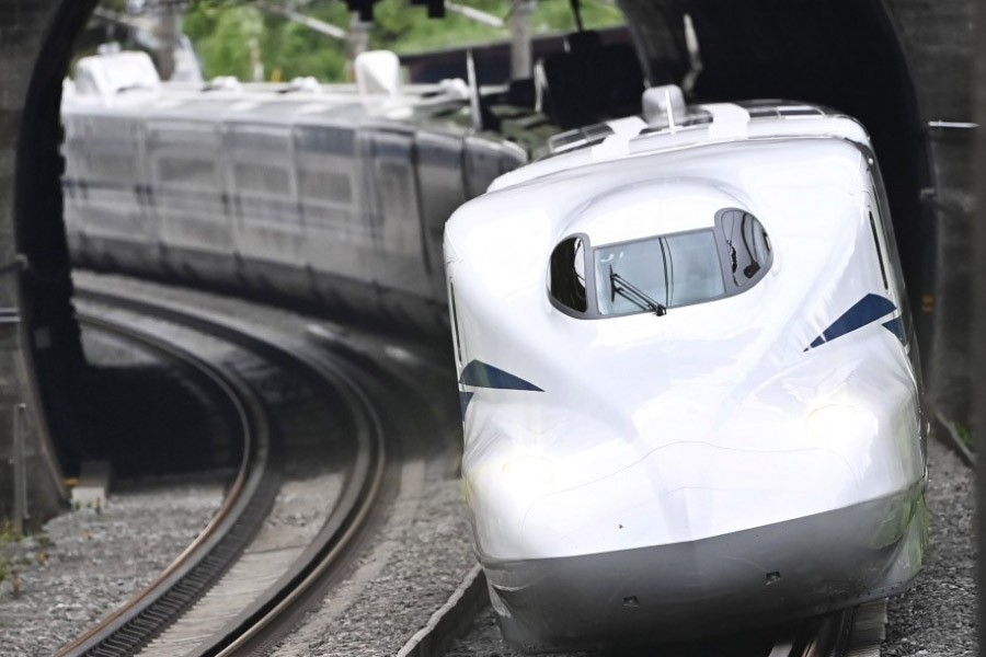 ট্রেনগুলি যখন সুড়ঙ্গ ত্যাগ করত তখন ট্রেনের সামনে থাকা বায়ুচাপ বাইরে বেরোনোর সুযোগ পেয়ে বিস্ফোরণের মতো বিকট শব্দ তৈরি করত। ট্রেনগুলি তৈরির সময়  বিজ্ঞানীরা এই সমস্যার দিকটি ধর্তব্যের মধ্যে আনেননি।