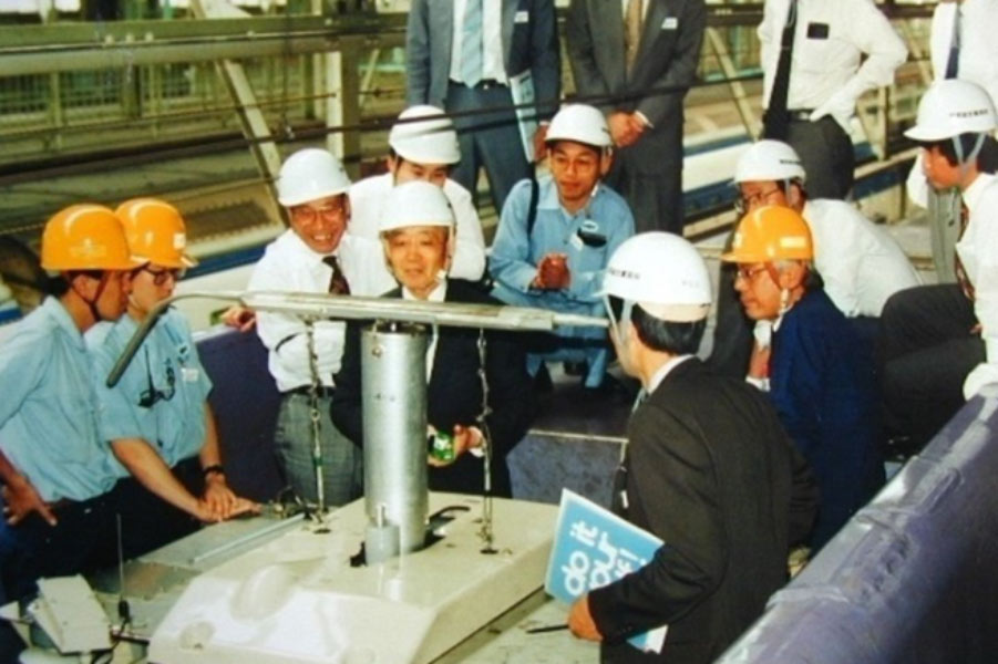 এই কথা মাথায় আসতেই ইঞ্জিনিয়ররা নানা রকম মডেল পরীক্ষা করতে শুরু করেন। অবশেষে যে মডেলটি চূড়ান্ত পরীক্ষায় পাশ করে, সেটির অগ্রভাগ প্রায় মাছরাঙার চঞ্চুর মতোই দেখতে। 