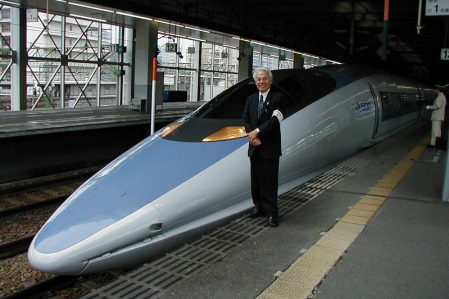 নাকাতসুর এই প্রায় নির্ভুল পদক্ষেপটিকে বলা হয় ‘বায়োমিমিক্রি’। এর অর্থ, পার্থিব কোনও জীবের আকৃতি দেখে কোনও কাঠামোর নকশায় বদল এনে প্রযুক্তিগত সমস্যার সমাধান করা।