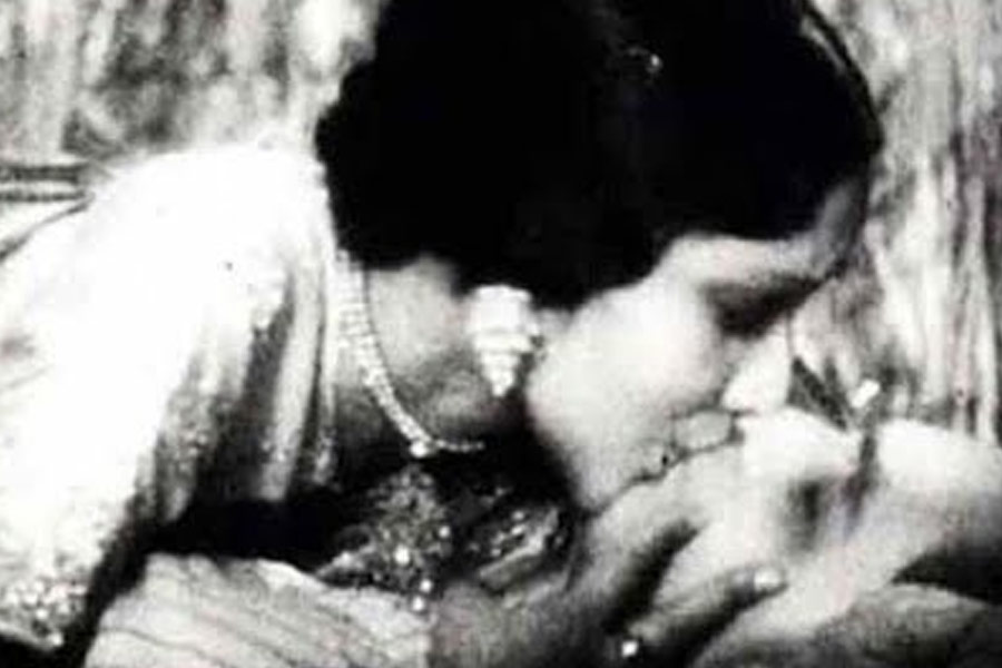 সেই সময়ের পর্দায় চুম্বনই যথেষ্ট সাহসী। দেবিকা রানির সাহসকে অনেকেই ‘স্পর্ধা’ হিসাবেই দেখেছিলেন।