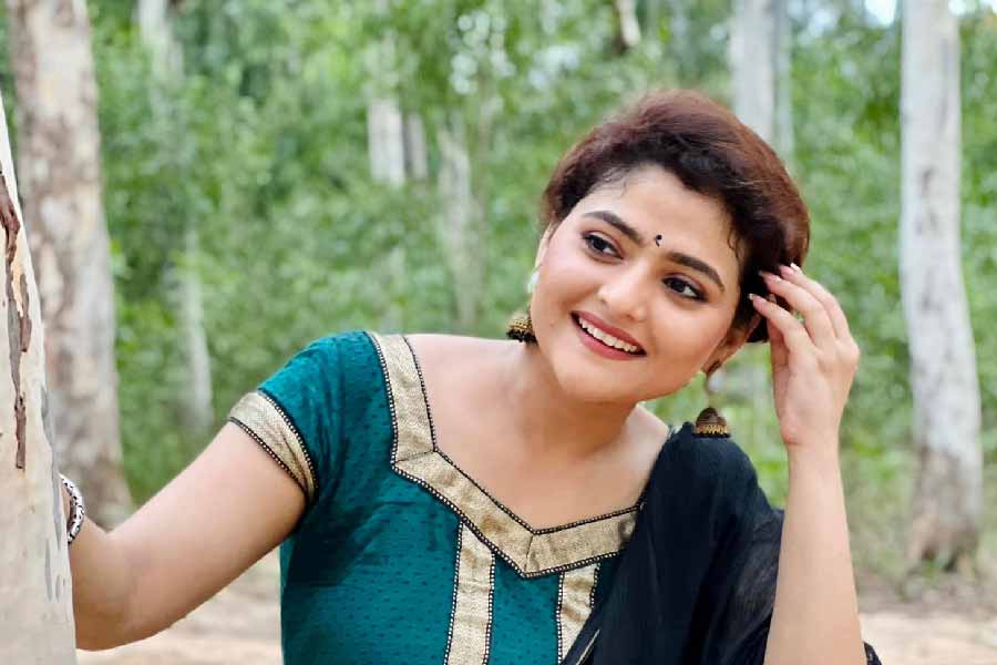 আজ থেকে মাস ছ’য়েক আগের ঘটনা। শান্তিনিকেতনে ঘুরতে গিয়েছিলেন অভিনেত্রী ঐন্দ্রিলা শর্মা। সেই ছবি এখনও উজ্জ্বল।