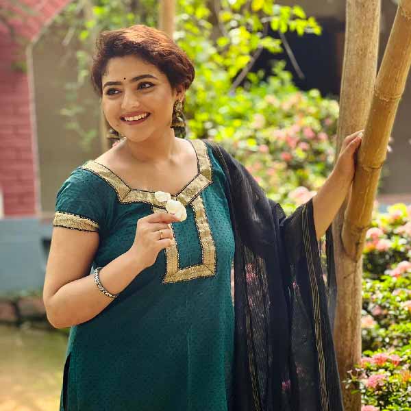 সদ্য প্রয়াত হয়েছেন অভিনেত্রী ঐন্দ্রিলা। কিন্তু তাঁর বোলপুর সফরের সেই সব স্মৃতি এখনও রঙিন হয়ে আছে।