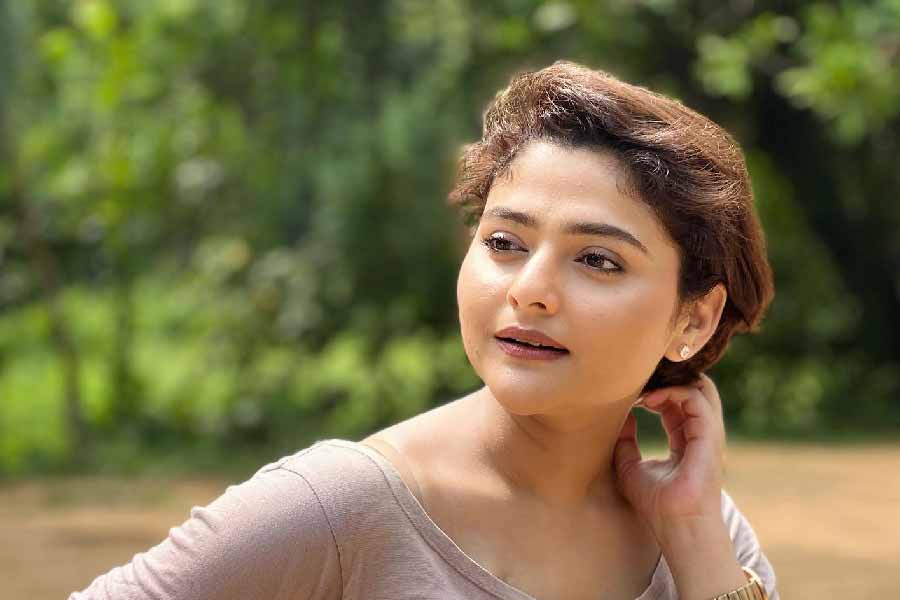 বছরের বিভিন্ন সময়েই অভিনেতা-অভিনেত্রীদের অনেকেই ঘুরতে যান বোলপুর-শান্তিনিকেতন। ঠিক সেই রকমই শান্তিনিকেতন ঘুরতে গিয়েছিলেন ঐন্দ্রিলা।