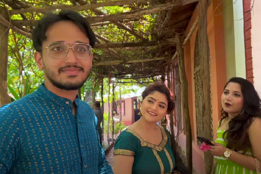 বোলপুরে সফরে গিয়ে বিভিন্ন জায়গা ঘুরে দেখার পাশাপাশি তা নিয়ে একটি ভিডিয়োও করেছিলেন ঐন্দ্রিলা।