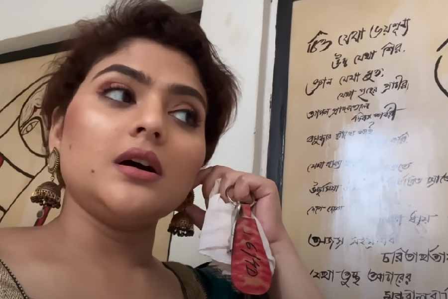 চোখের কোণে জল নিয়েই ঐন্দ্রিলার পুরনো সব ভিডিয়ো এবং ছবি সমাজমাধ্যমে খুঁটিয়ে খুঁটিয়ে দেখছেন অনুরাগীরা।