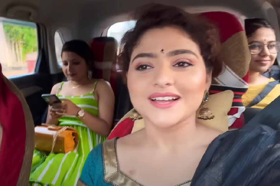 ভিডিয়োয় দেখা গিয়েছে বোলপুরে গিয়ে একটি হোটেলে ঐন্দ্রিলা এবং তাঁর সঙ্গীরা সকলে মিলে শালপাতায় খেয়েছিলেন মাছভাত।