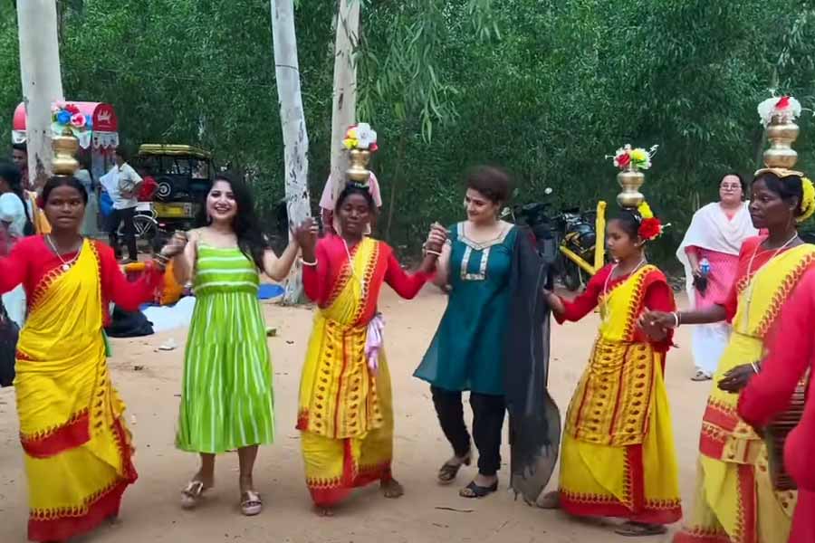 ঐন্দ্রিলা এবং তাঁর সঙ্গীসাথীরা সকলে মিলে ঘুরে দেখেন সোনাঝুরি হাট এবং ‘আমার কুটির’।