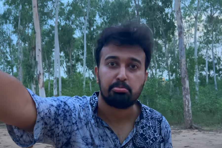 নাচে পারদর্শী ছিলেন ঐন্দ্রিলা। সোনাঝুরি হাটে আদিবাসীদের নাচ-গান শুনে নিজেকে ধরে রাখতে পারেননি।