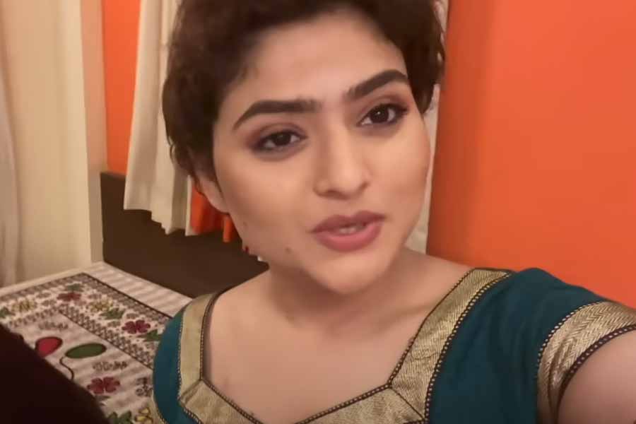 নাচের পর ঐন্দ্রিলারা সকলে মিলে পৌঁছে যান ‘আমার কুটির’-এ। সেখানে সাধারণত আদিবাসীদের হাতে তৈরি নানা জিনিসপত্র বিক্রি হয়ে থাকে।