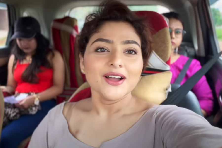 বোলপুর বেড়াতে যাওয়া পর্যটকরা আদিবাসীদের হাতে তৈরি জিনিসপত্র সংগ্রহ করতে যান ‘আমার কুটির’-এ। সেখান থেকে নানা শিল্পসামগ্রী কেনেন ঐন্দ্রিলা এবং তাঁর সঙ্গীরাও।