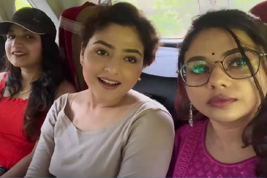 ২০ নভেম্বর, দুপুর ১২টা ৫৯ মিনিটে শেষ নিশ্বাস ত্যাগ করলেন অভিনেত্রী ঐন্দ্রিলা শর্মা। গত ১ নভেম্বর গুরুতর অসুস্থ হয়ে পড়ায় তাঁকে ভর্তি করানো হয় হাওড়ার এক বেসরকারি হাসপাতালে। চিকিৎসকরা জানান, মস্তিষ্কে রক্তক্ষরণ হয় ঐন্দ্রিলার। কোমায় চলে যান তিনি। রাখা হয় ভেন্টিলেশনে। ফেরেনি জ্ঞান। হাসপাতালেই প্রয়াত হন অভিনেত্রী।