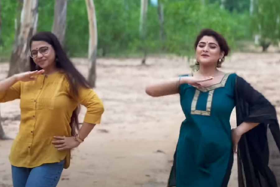 গত রবিবার সকালেও অভিনেত্রীর বেশ কয়েক বার কার্ডিয়াক অ্যারেস্ট হয়। তার পর থেকেই পরিস্থিতি জটিল হতে শুরু করে। সে সময় হাসপাতালে ছিলেন তাঁর মা-বাবা এবং পরিবারের আরও কিছু সদস্য। গত রবিবার সকালে আনন্দবাজার অনলাইনকে ঐন্দ্রিলার মা জানান, মেয়ে একদমই ভাল নেই। তার কিছু পরেই প্রয়াত হন ঐন্দ্রিলা।