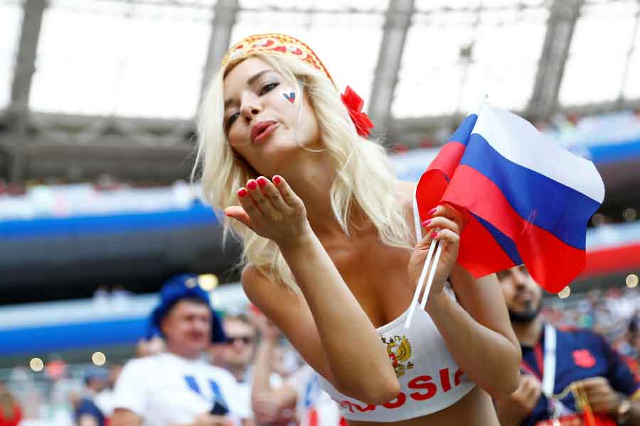 কাতারে ফুটবল বিশ্বকাপ শুরু হয়ে গিয়েছে। বিশ্বকাপ জোয়ারে ভাসছে গোটা দুনিয়া। কিন্তু এই বিশ্বকাপ সবচেয়ে বেশি ‘মিস’ করবে ফুটবলের ‘গ্ল্যামারাস’ ভক্তকে।