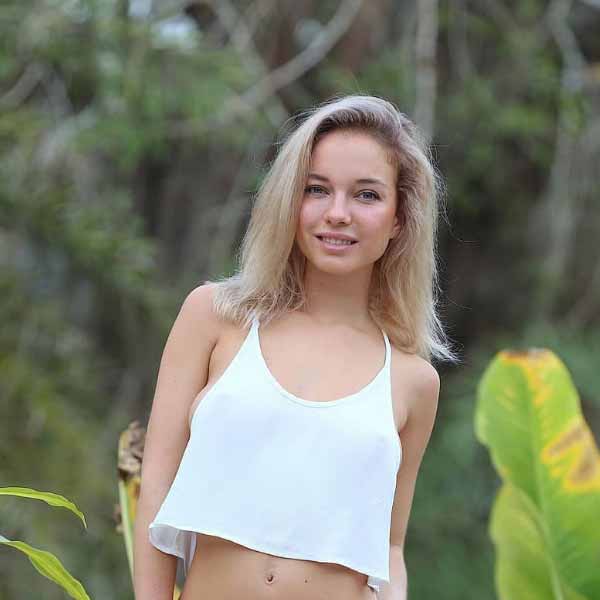 ২০১৮ সালে রাশিয়া বিশ্বকাপে সকলের নজর কেড়েছিলেন তিনি। ফুটবলের সেই ‘গ্ল্যামারাস’ অনুরাগী হলেন নাতালিয়া নেমচিনোভা।