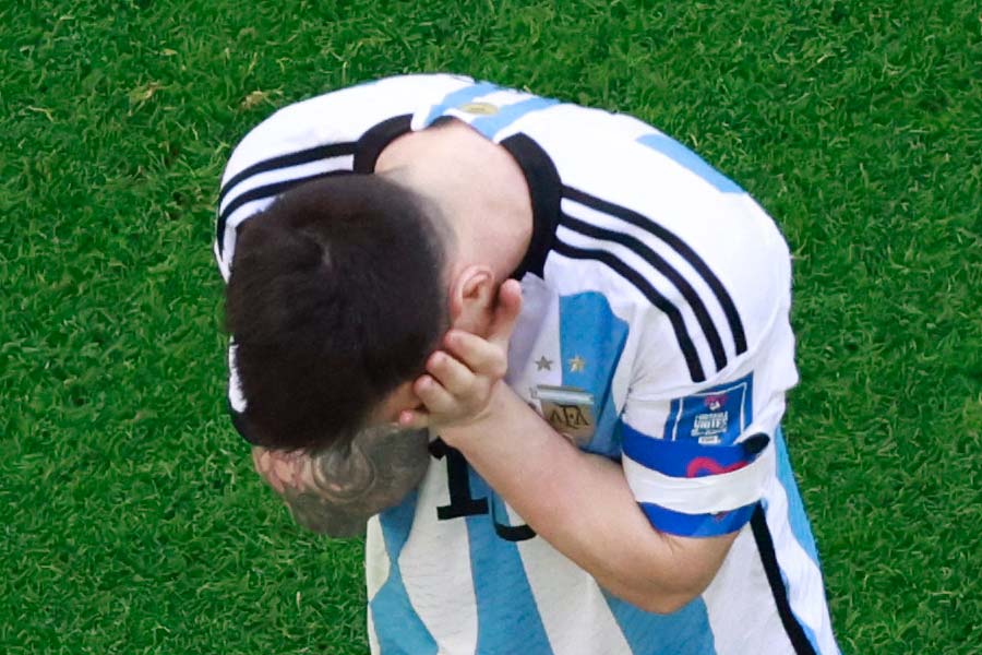 পরিস্থিতির বিরাট বদল না হলে ৩৫ বছরের মেসির এটাই শেষ বিশ্বকাপ। তিনি নিজেই এ কথা জানিয়ে দিয়েছেন। কাতার বিশ্বকাপের ফাইনালে তাঁর হাতে বিশ্বকাপ, মুখে বিশ্বজয়ীর হাসি দেখা যাবে কি?