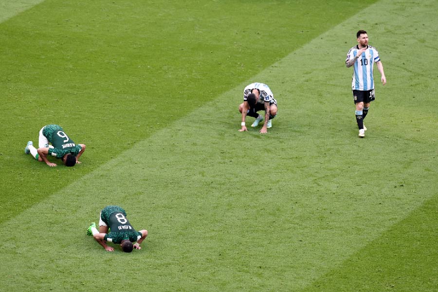 মঙ্গলবার সৌদি আরবের কাছে প্রথম ম্যাচে ১-২ গোলে হারার পর মেসিদের উজ্জ্বল স্বপ্নে বড় ধাক্কা লেগেছে। গ্রুপ ‘সি’-তে সৌদির পর মেক্সিকো এবং পোল্যান্ডের মতো কড়া প্রতিদ্বন্দ্বী অপেক্ষা করছে যে! তবে পিছন ফিরে তাকালে দেখা যায়, বিশ্বমঞ্চে আগেও বার বার হতাশ করেছেন মেসি।