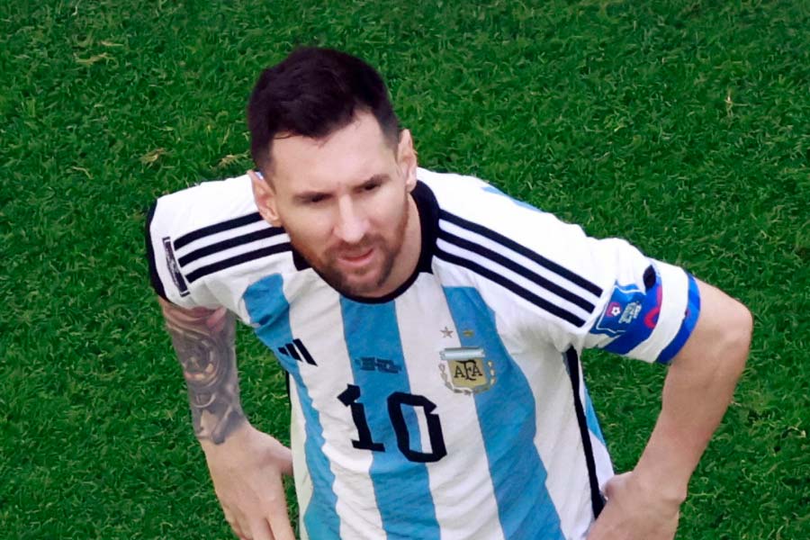 গত বিশ্বকাপের কথাই ধরা যাক। ২০১৮ সালে প্রথম ম্যাচেই আইসল্যান্ডের বিরুদ্ধে পেনাল্টিতে গোল করতে ব্যর্থ হন মেসি। ১-১ গোলে ড্র করে কোনও রকমে আর্জেন্টিনার মানরক্ষা হলেও মেসির ব্যর্থতা চক্ষুশূল হয়ে দাঁড়িয়েছিল। 