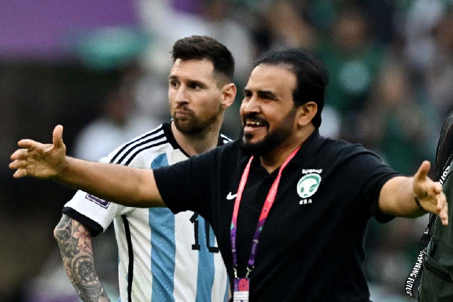 গ্রুপ পর্যায়ের বিদায়ের লজ্জা বাঁচাতে পরের ম্যাচে ক্রোয়েশিয়াকে ৩-০ গোলে হারিয়েছিল মেসির দল। নাইজিরিয়ার বিরুদ্ধে দুর্দান্ত গোল করে ভক্তদের মন রেখেছিলেন মেসিও। তবে ফ্রান্সের ১৯ বছরের ফরোয়ার্ড কিলিয়ান এমবাপের উত্থানের ছটায় কার্যত চাপা পড়ে গিয়েছিলেন তিনি। প্রি-কোয়ার্টার ফাইনাল থেকে সে বার বিদায় নিতে হয়েছিল মেসির আর্জেন্টিনাকে।