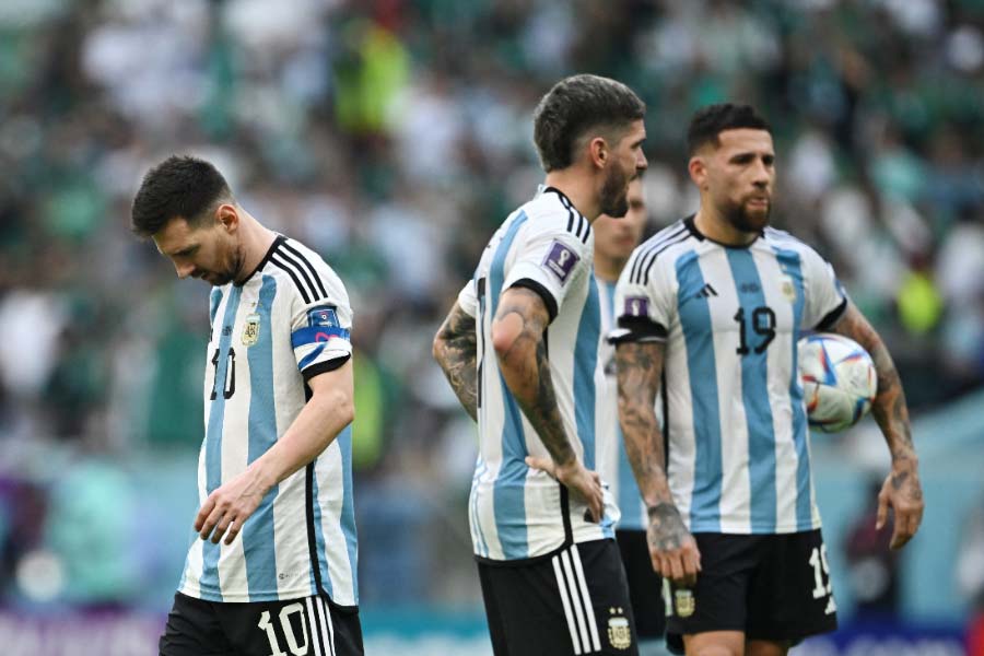 একের পর এক দুরন্ত গোল করলেও বহু ফুটবলারের মতো আবেগে ভেসে যান না। বরং নিজের উচ্ছ্বাস বেশ নিয়ন্ত্রণে রাখতে পারেন মেসি। তবে ২০১৬ সালের কোপা আমেরিকা কাপ ফাইনালে বোধ হয় তাঁর আবেগের বাঁধ ভেঙে গিয়েছিল। কাপ জেতার স্বপ্ন খান খান হয়ে যাওয়ার পর কান্নায় ভেসেছিলেন তিনি। পেনাল্টি শুটআউটে চিলির কাছে হেরে আচমকাই অবসরের ঘোষণাও করে দেন। বলে দেন মনের কথাও— ‘‘যা কিছু সম্ভব, সব করেছি। তবে চ্যাম্পিয়ন হতে না পারাটা কষ্টকর।’’