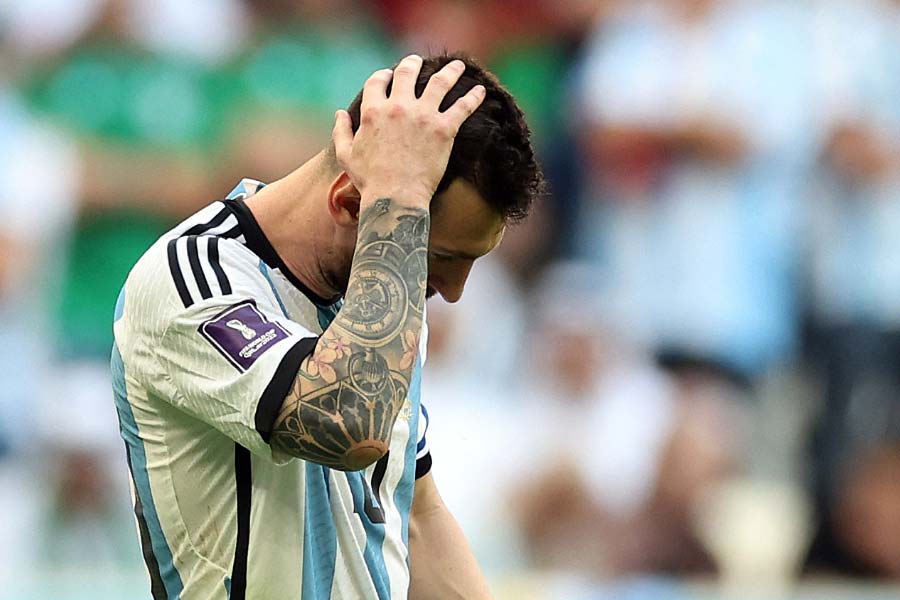 জাতীয় দলের জার্সি ছেড়ে বেশি দিন থাকতে পারেননি মেসি। মাস দুয়েক পরে সে অবসর ভেঙে ফিরে আসেন। সে সময় বলেছিলেন, ‘‘আর্জেন্টিনার ফুটবলে অনেক কিছু মেরামতি বাকি। তবে বাইরে বসে সমালোচনা করার চেয়ে মাঠের ভিতরে ঢুকে তা করতে চাইব।’’