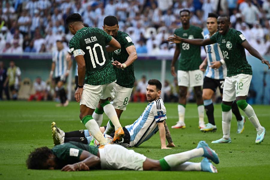 আরও পিছিয়ে গেলে দেখা যায়, ব্রাজিল বিশ্বকাপেও নিরাশ করেছিলেন মেসি। সে বার ২৪ বছর পর ফিফা বিশ্বকাপের ফাইনালে গিয়েছিল আর্জেন্টিনা। সৌজন্যে, মেসির পা। সেমিফাইনালে নেদারল্যান্ডসের বিরুদ্ধে শুটআউটে গোল করেছিলেন মেসি।