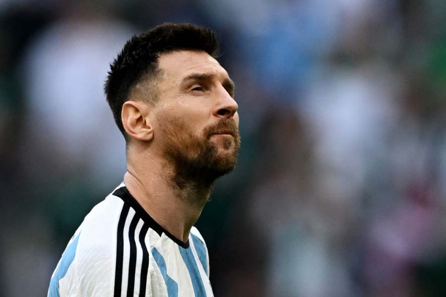 ব্রাজিলের আগে ২০১০ সালে বিশ্বকাপের আসর বসেছিল দক্ষিণ আফ্রিকায়। সে বারও বিশ্বকাপ ঘরে নিয়ে যেতে ব্যর্থ হন মেসি। সে বার ফিফার বিচারে প্রথম বার বিশ্বসেরা ফুটবলারের খেতাব জিতেছিলেন তিনি। মারাদোনার প্রশিক্ষণে কাপ জয়ের অন্যতম দাবিদারও ছিলেন মেসিরা।