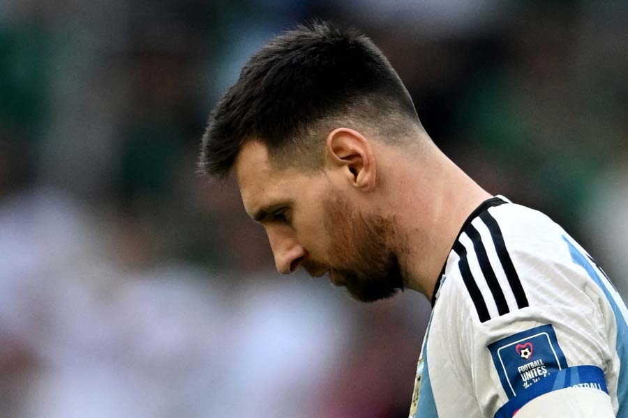 গ্রুপ পর্যায়ে নাইজিরিয়া, দক্ষিণ কোরিয়া এবং গ্রিসের বাধা টপকে শেষ ষোলোয় মেক্সিকোকে ৩-১ গোলে হারিয়েছিলেন মেসিরা। তবে কোয়ার্টার ফাইনালে জার্মানির দেওয়াল ভেদ করতে পারেননি তাঁরা। সে ম্যাচে ০-৪ গোলে হেরে বিশ্বকাপ থেকে বিদায় নিয়েছিলেন মেসিরা। সমালোচকেরা অবশ্য মারাদোনার কৌশল নিয়ে প্রশ্ন তুলে দিয়েছিলেন।