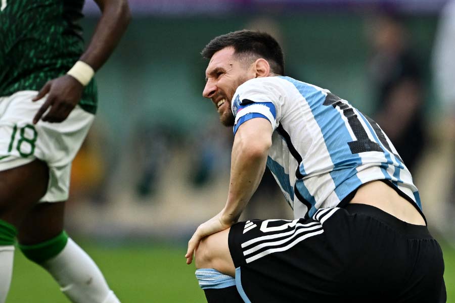 ক্লাব ফুটবলে মেসির ঝুলিতে রয়েছে লা লিগায় সবচেয়ে বেশি (৪৭৪টি) গোলের রেকর্ড। লা লিগায় সবচেয়ে বেশি হ্যাটট্রিকও (৩৬ বার) করেছেন তিনি। ৭ বারের বালঁ দ্যর জিতেছেন। লাতিন আমেরিকার পুরুষ ফুটবলারদের মধ্যে সবচেয়ে বেশি আন্তর্জাতিক গোলের (৯১) রেকর্ডও দখলে। তবে এত কিছু সত্ত্বেও জাতীয় দলের হয়ে বিশ্বমঞ্চে উঠে আমজনতার মুখে হাসি ফোটাতে ব্যর্থ মেসি।