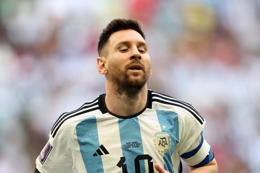 লা লিগায় মেসির গৌরবের অধ্যায়ের মাঝেও ধাক্কা লেগেছিল মেসির। ২০০৬ সালের উয়েফা সুপার কাপ ফাইনালে সেভিয়ার কাছে ৩ গোল খেয়েছিল তাঁর দল বার্সেলোনা।