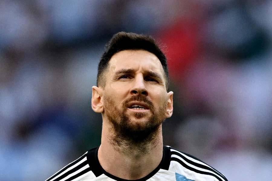 এর দু’বছর পর উয়েফা চ্যাম্পিয়ন্স লিগ সেমিফাইনালেই বিদায় নিয়েছিল মেসির দল। ২০০৮ সালে সেই প্রতিযোগিতার প্রথম পর্যায়ের ম্যাচে ম্যাঞ্চেস্টার ইউনাইটেডের সঙ্গে গোলশূন্য ড্র করেছিল মেসির বার্সেলোনা। তবে ২৯ এপ্রিল দ্বিতীয় পর্যায়ের ম্যাচে পল স্কোলসের গোলে বিদায় নেন তাঁরা।