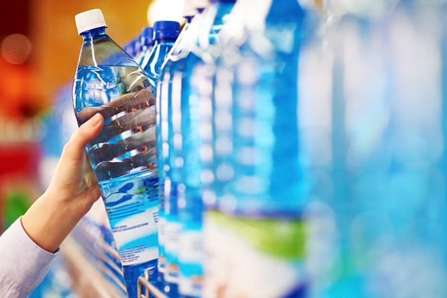 বিলে দেখা যাচ্ছে, নৈশভোজের খরচ পড়েছে ২৬ টাকা। এখন সেই টাকায় কোনও রেস্তরাঁ তো দূর, রাস্তার ধারের হোটেলেও কোনও একটি পদ মিলবে না। এমনকি কোনও রেস্তরাঁয় এক বোতল বিশুদ্ধ জলের দামও তার থেকে বেশি।