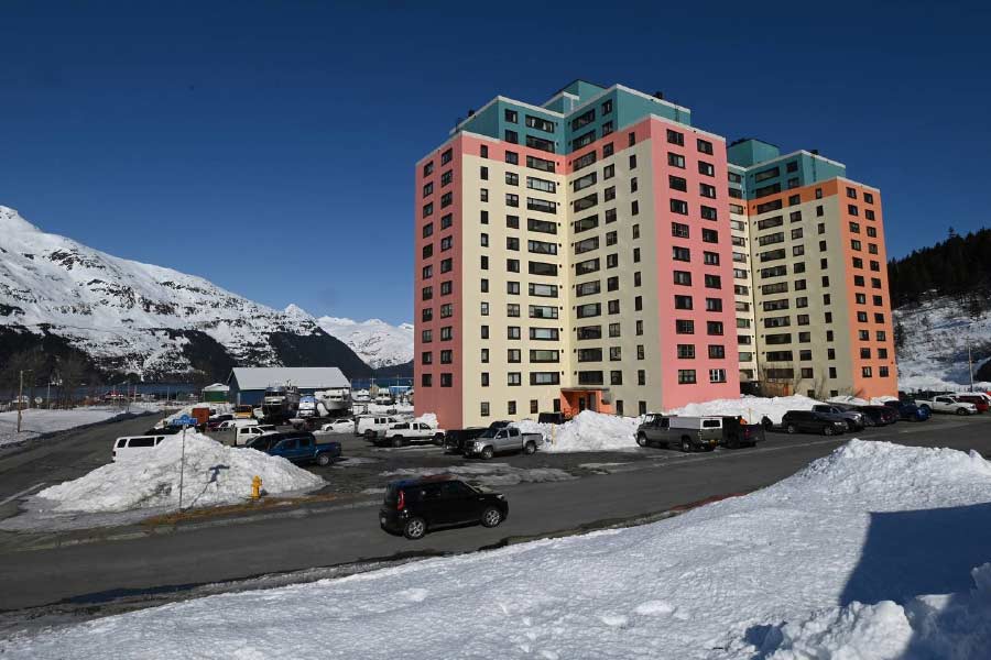 ঘুম থেকে ওঠা থেকে শুরু করে রাতে ঘুমোতে যাওয়া পর্যন্ত একটা গোটা শহর একই ছাদের তলায় থাকে।