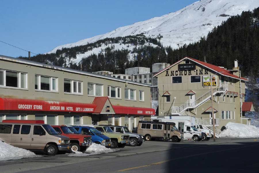 থলে হাতে একই বাজারে যায়, একই মুদির দোকান থেকে নিত্য প্রয়োজনীয় জিনিস কেনে, রোগ হলে চিকিৎসাও করাতে যায় একই স্বাস্থ্যকেন্দ্রে, আবার পছন্দের পাব-ক্যাফে-রেস্তরাঁও একটিই।