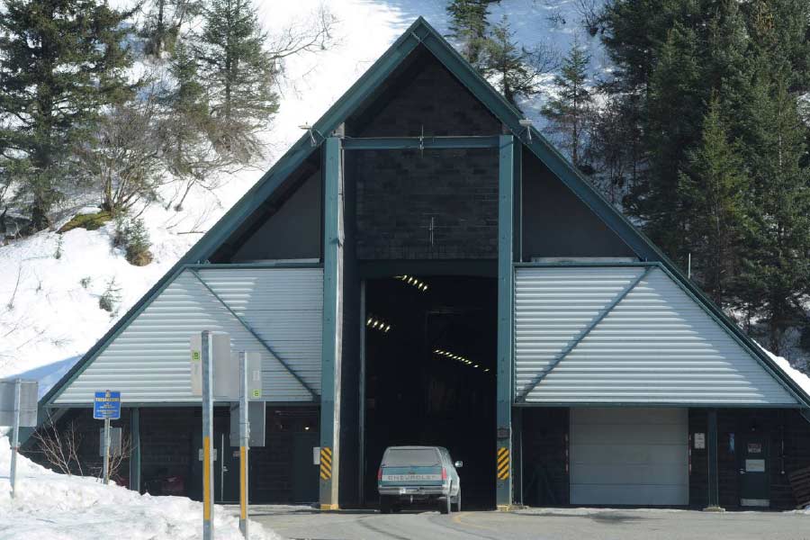 আর এই দোকান, বাজার, স্বাস্থ্যকেন্দ্র, মল, রেস্তরাঁ— সব রয়েছে একই ছাদের তলায়। মায় ওই ছাদের নীচেই রয়েছে, একটি পুরোদস্তুর থানা, একটি পোস্ট অফিস, স্বাস্থ্যকেন্দ্রে, এমনকি সরকারি দফতরও।