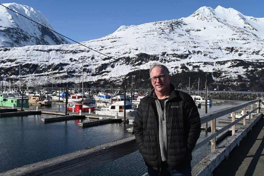 এ পর্যন্ত পড়ে মনে হতে পারে, বাকি আর রইল কী! সত্যি বাকি কিছু নেই প্রায়। থাকার উপায়ও নেই। গোটা শহরে ওই একটিমাত্র বাসযোগ্য বহুতল। তাই গোটা শহরটা প্রায় সব কিছু নিয়ে ঢুকে পড়েছে ওই বহুতলেই।