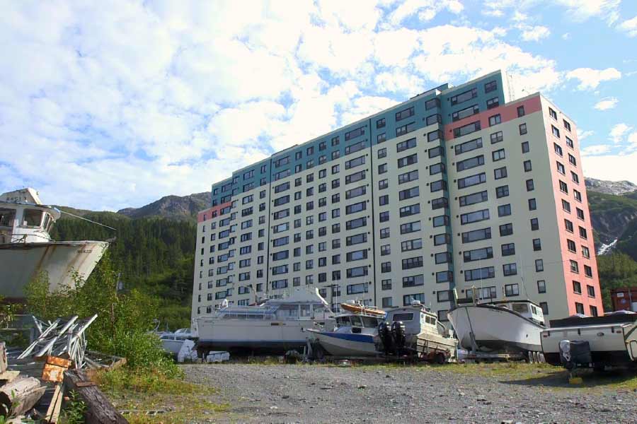 শহরটির নাম হুইটিয়ার। আমেরিকার আলাস্কার এক চিলতে জনপদ যার মোট জনসংখ্যার ৮০ শতাংশেরও বেশি মানুষ থাকেন শহরের একটিই বহুতলে। 