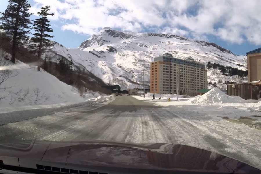 বাড়িটির নাম বাগিচ টাওয়ার। হঠাৎ দেখলে মনে হতে পারে বিশাল কোনও হোটেল বুঝি। আসলে এই বাড়িতে এককালে ছিল সেনাবাহিনীর ব্যারাক।